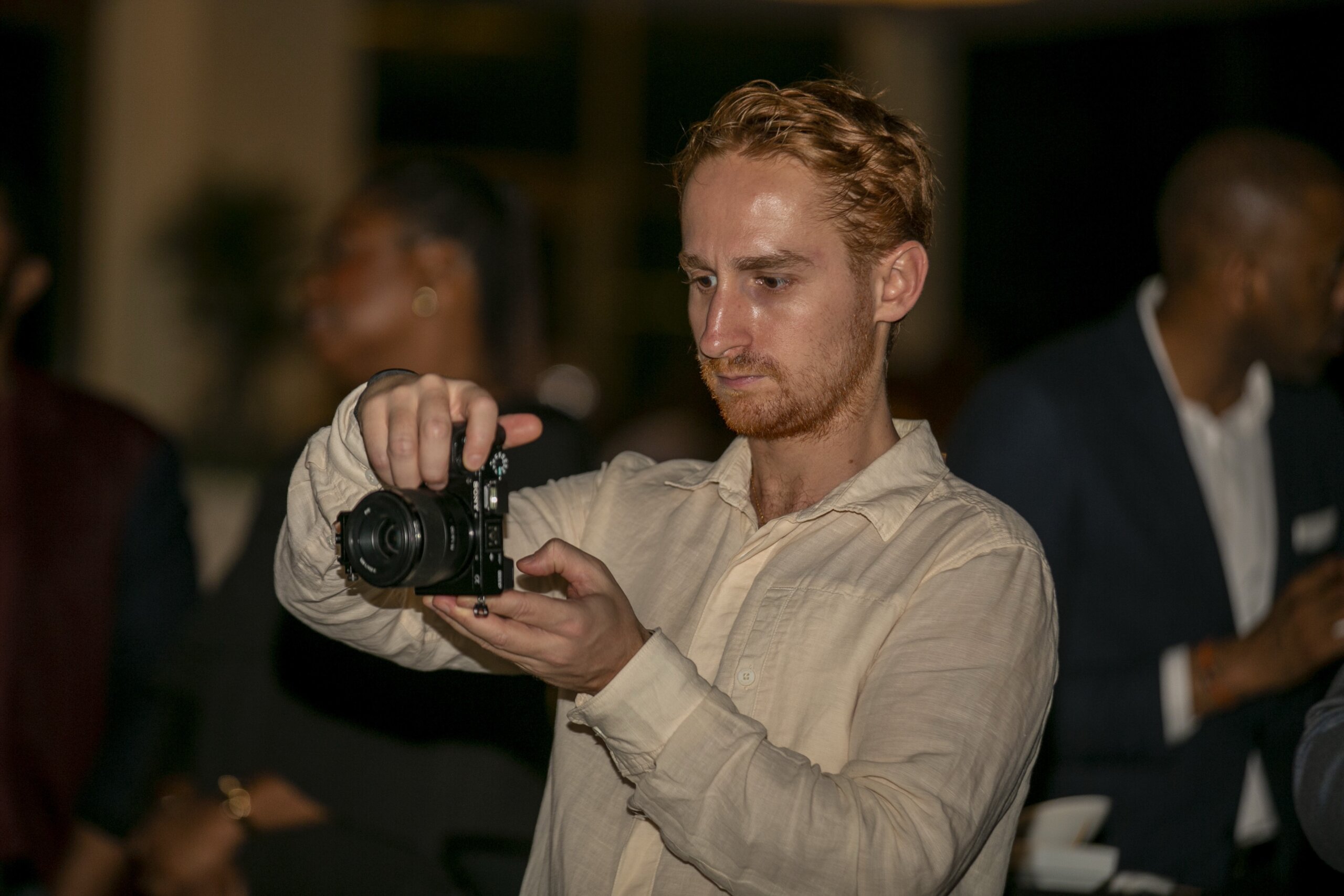 Morgan en train de photographier un événement